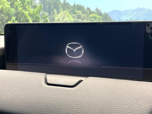 【12.3インチマツダコネクト】車内の雰囲気にマッチした大型ディスプレイ。スマホ接続でのナビ使用やBluetooth再生等、様々な機能が楽しめます。直感的なダイヤル操作が可能で、使い勝手も良好です。