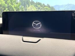 【12.3インチマツダコネクト】車内の雰囲気にマッチした大型ディスプレイ。スマホ接続でのナビ使用やBluetooth再生等、様々な機能が楽しめます。直感的なダイヤル操作が可能で、使い勝手も良好です。