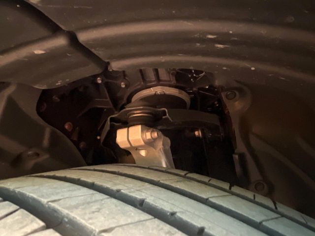 お車を安心してお乗りいただく為には、足回りの定期点検が欠かせません。サービスサポート（有償保証）では無料点検もご提供しており、安心のカーライフをお過ごしいただけるサポート体制が整っています。