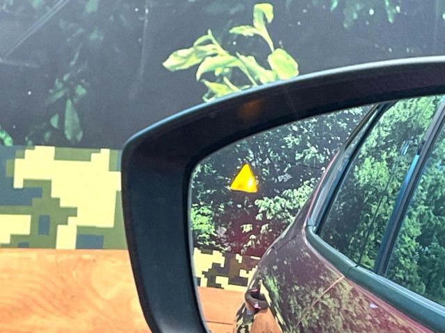 【ブラインドスポットモニタリング】走行中、ドアミラーの死角になりやすい箇所に後続車が接近するとサイドミラー付近に警告を表示、ドライバーに注意喚起をしてくれます。