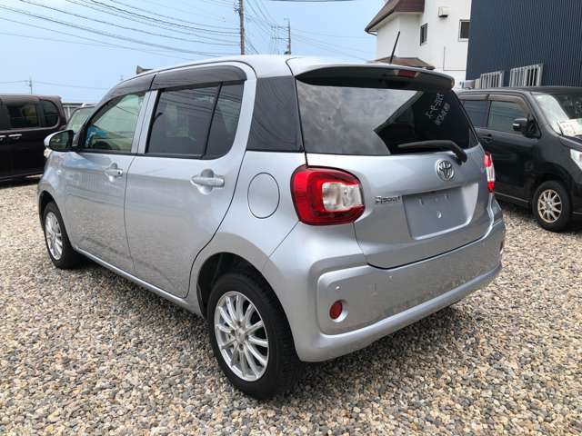 バックカメラ＆コーナーセンサーで後方駐車も安心です。