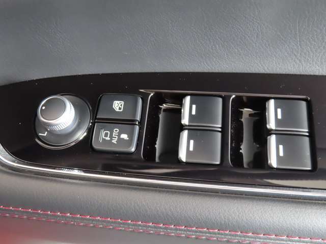 運転席のパワーウインドースイッチ部です。よく触れる場所だからこそ、使用状態があらわれますよね。ぜひこうした所もチェックしてください。