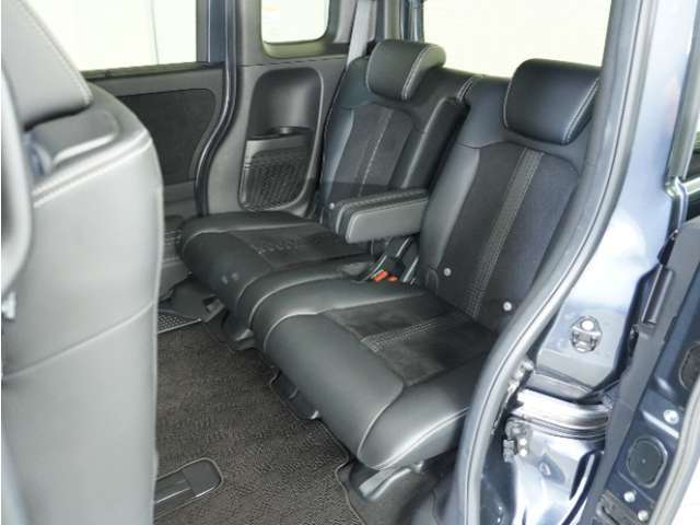 家族やご友人とBBQに行くとき、楽しさは道中の車内から始まっています！このベンチシートに座って、みんなで和気あいあい盛り上がりましょう！