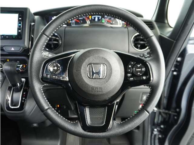 【Honda SENSING】 カメラ等装置で精度の高い検知能力を発揮、安全運転を支援します。ステアリング上のコントローラーに注目！
