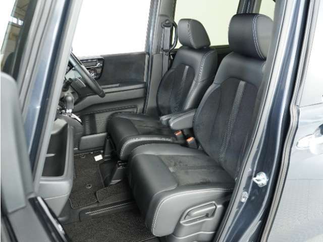 運転席と助手席は足元が繋がっているので自由に行き来しやすいので駐車場が狭いときでも助手席側からスムーズに乗り降りできて便利！