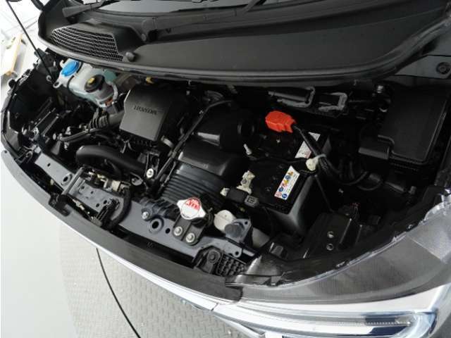 エンジンは車の心臓部分です。このエンジンルームが汚いとトラブルの基になります。当店は専用の液剤を使って徹底的に綺麗にします。