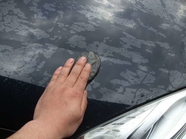 まず水洗い洗車・鉄粉除去作業を行います。