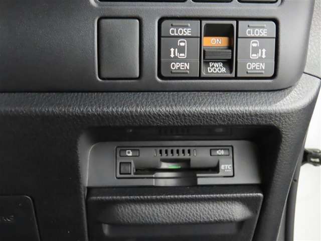 両側電動のスライドドアで楽々スムース！運転席からも開閉の操作もできます♪キーのスイッチひとつで自動開閉できる便利な機能もついてます♪