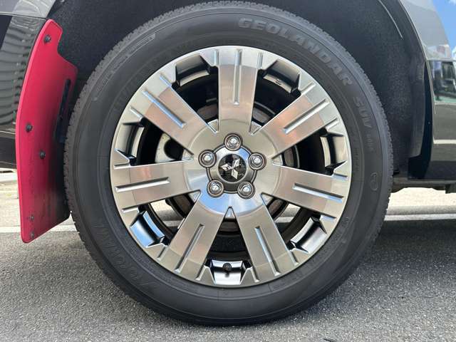 純正アルミホイールを装備！ホイールがオシャレだと車のカッコ良さも上がりますね！スチールホイールより軽いので燃費の向上にも一役買ってます！