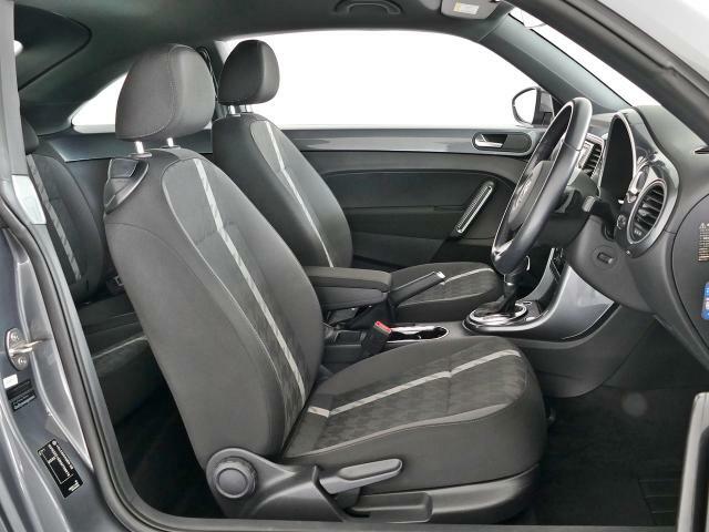 運転席シートは専用のコンフォートシートを採用しています。