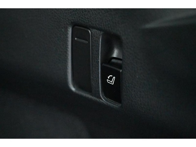 ◆リヤシート可倒スイッチです。荷室の左右にあるスイッチを引くと背もたれが前に倒れ、ワイドなスペースが出現します。