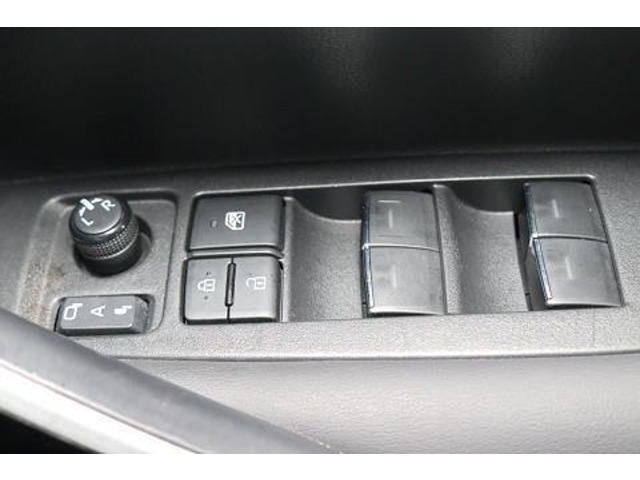 ボタンひとつでドアミラーの開閉操作ができます　狭い道でのすれ違い時などに便利な装備です。