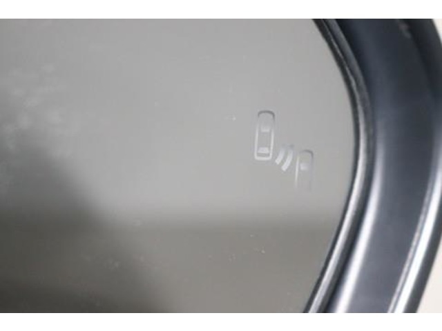 BSM（ブラインドスポットモニター）を装備！　隣の車線を走る車両が死角エリアに入ると、ドアミラーのインジケーターが光ってお知らせ。