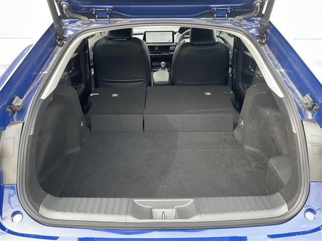 【トランク】積み込みやすくて、たっぷり積める荷室です。シートアレンジできるものは、乗車人数と荷物の量や大きさによってシートを動かすことができるので、より快適なドライブが可能です！