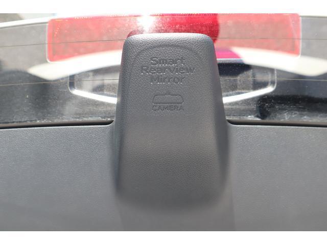 後方のカメラ映像をミラーに表示する「スマートリヤビューミラー」搭載。荷物をたっぷり積んでも、ドライバーの後方視界を邪魔しません。