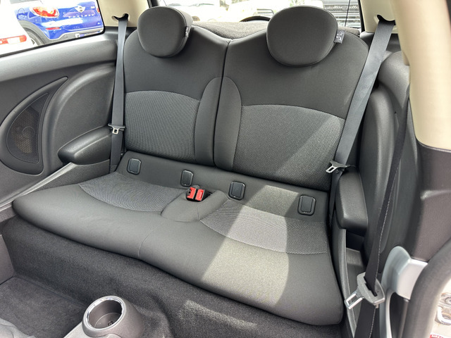 MINIならではのホールド力の高いシートを使用しております。後席には、チャイルドシートも取付可能です。