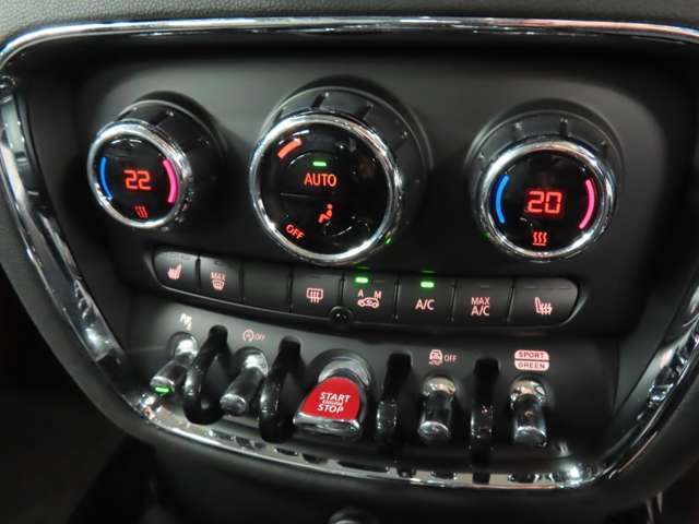 運転席と助手席で温度を変更できます。こちらのお車はシートヒーターが付いています。