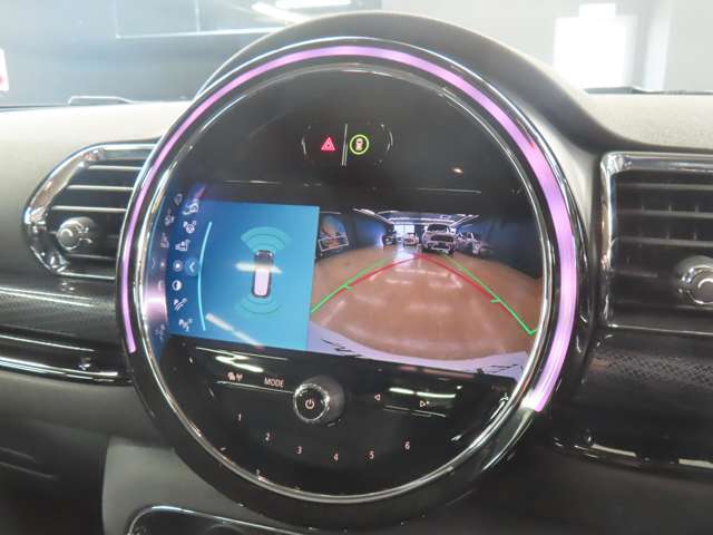 純正バックカメラ装備車両です。バックカメラにて車両後方の映像を映し出し駐車操作をサポートしてくれます。