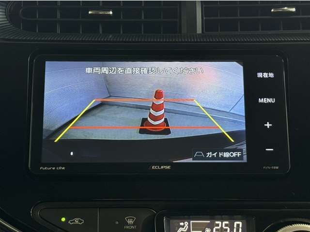 バックモニター付きです。車の後方に小型カメラが付いており、バックする際の後方の様子をモニター上に表示します。