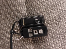 ◆スマートキー◆カギをバッグやポケットに入れたままでもドアロックの開閉ができる『スマートキー』付き！雨天や暗くなってもカギを取り出す必要がなくドアの開錠＆エンジンも始動できます