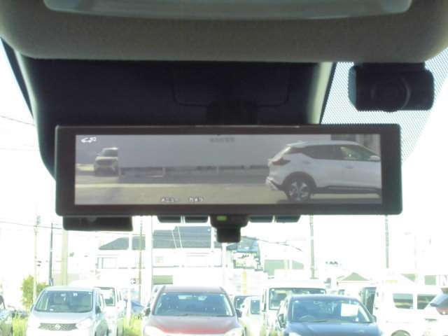 車両後方を映し出します・スマートルームミラー装備です。