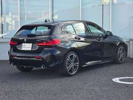 この度は弊社認定中古車をご覧いただき誠にありがとうございます。弊社はBMW 正規ディーラーですので遠方のお客様も安心してご購入下さい。ご不明な点がございましたらお気軽にお申し付けください。