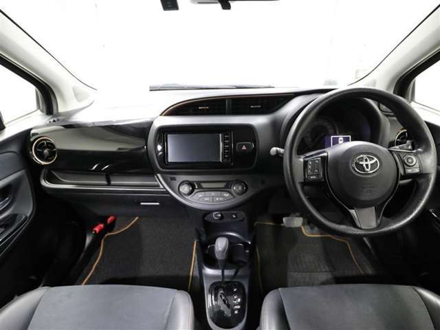 しっかりまとまった感のあるインパネ。各操作スイッチなども使いやすい位置に配置されていますよ。