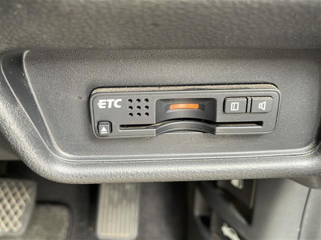 【ETC】有料道路を利用する際に料金所で停止することなく通過できる、ETC車載器（ノンストップ自動料金収受システム機器）が装備されています。セットアップを行うことで利用可能になります。