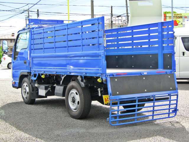 上段あおりで高さを確保できるので、荷物の飛び出しや落下を防げることがPOINT☆荷物を高く積み上げて大量に運べるトラックです！