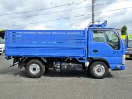 アオリを延長してかさばる荷物や、背の高い物を固定して運搬できる「あおり柵」付きです☆