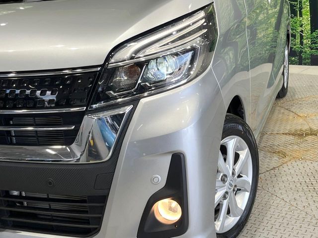 【LEDヘッドライト】悪天候や夜間走行時も良好な視界を確保し安心して運転できる高輝度LEDヘッドライトを装備！点灯速度が早く、消費電力も抑えられています。