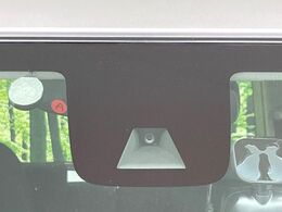 【インテリジェントエマージェンシーブレーキ】フロントカメラで前方の車両や歩行者を検知。衝突しそうな時は衝突被害軽減ブレーキが作動、衝突回避をサポート。より安全にドライブをお楽しみいただけます。
