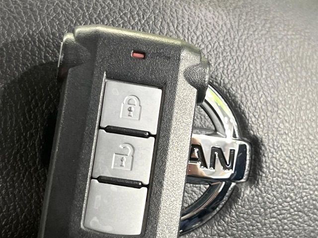 【インテリジェントキー】カバンやポケットに入れたままでもドアの施錠・解錠が可能なスマートキーを装備。エンジンのオン・オフ時もカギを取り出す必要が無いからとっても便利です♪