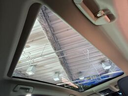 【ガラスルーフ】ガラスルーフ搭載で車内の解放感が一気にアップ！開放的なドライブをお楽しみいただけます。