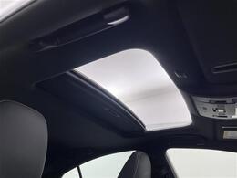 【ムーンルーフ（メーカーオプション）】天井から太陽の穏やかな光や爽やかな風を取り込むことができる、トヨタの「サンルーフ」です！頭上のスイッチでムーンルーフを開閉することができます。