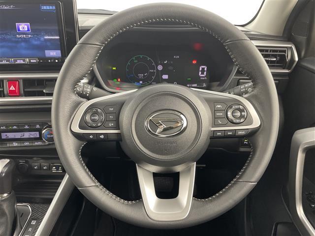 【ステアリングリモコン】手元のボタンから、オーディオやナビなどの操作ができるので、よそ見をせずに安全に運転に集中できます！