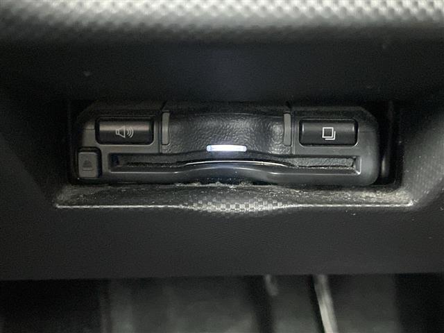 【ETC】有料道路を利用する際に料金所で停止することなく通過できる、ETC車載器（ノンストップ自動料金収受システム機器）が装備されています。セットアップを行うことで利用可能になります。