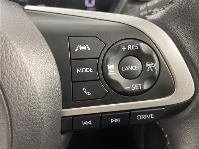 【衝突軽減ブレーキ】衝突するおそれが高い場合、音と光で注意して強いブレーキングを行い、衝突回避・被害軽減を支援します。機能には限界があるためご注意ください。