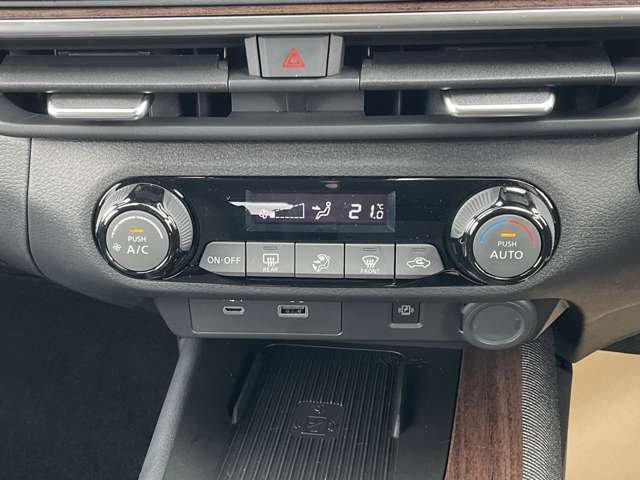 見やすいデジタル表示のオートエアコンです！設定した温度に車内を自動で調節してくれます♪