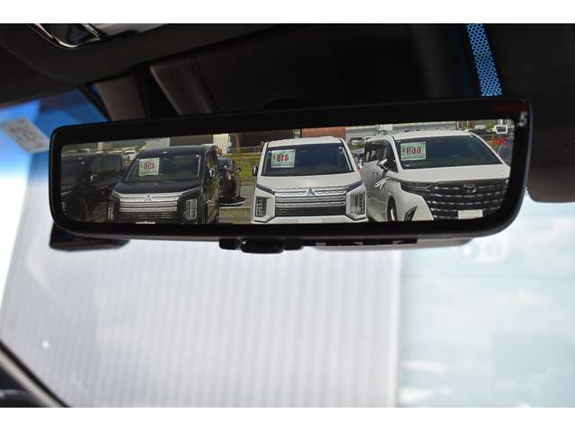 インテリジェントルームミラー搭載で、車の後方に設置されたカメラ映像を映し出してシートバックやヘッドレスト、同乗者に視界が遮られることがなく視認性が非常に良いです