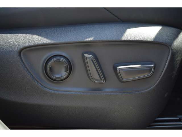 パワーシートで自分に合ったポジションに調整することができます。