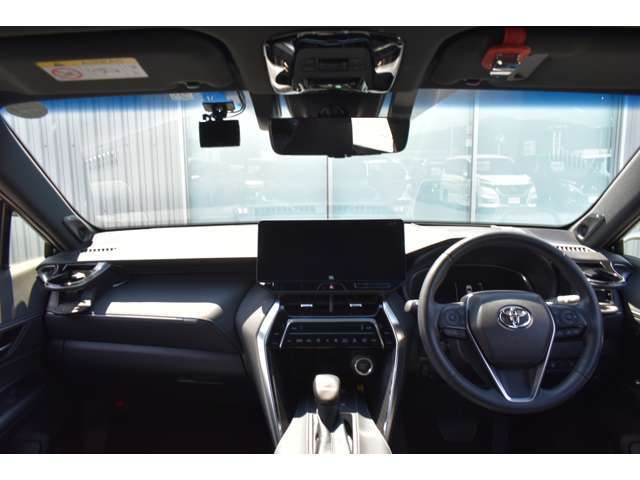 内装は高級感があり、スポーティなブラックで、全方位で視界が広く、高い目線で運転もしやすいです！