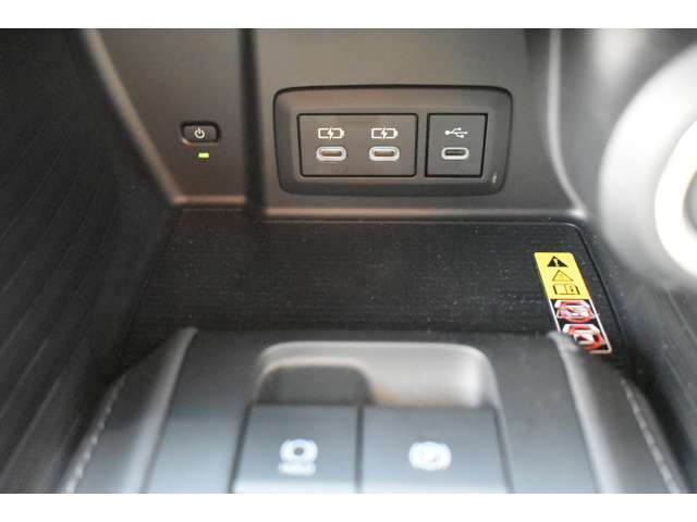 携帯などの充電もできます。USBも接続できて快適なドライブ可能です