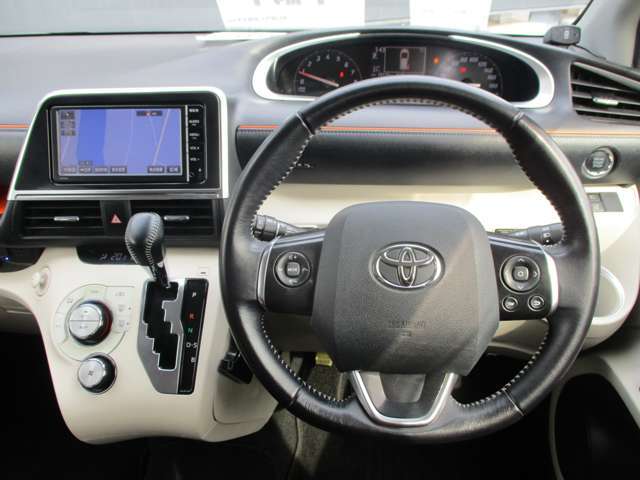 シエンタの運転席廻りです
