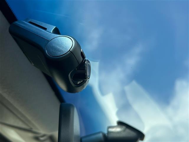 【ドライブレコーダー】映像・音声などの運転中の記録を残します。事故などを起こした起こされた時の証拠になりえますので、もしも時でも安心ですね。