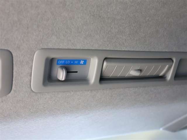 【リヤクーラー】運転席で操作する手間もなく後席用の専用ユニットの空調の調整ができるスイッチ付です。　思い思いの風量に調整できますね