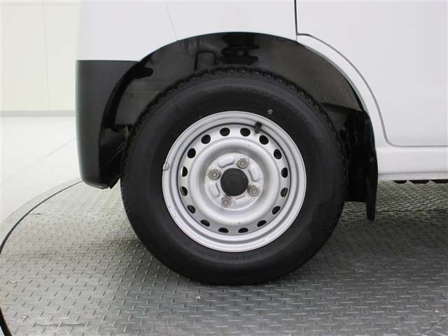 タイヤサイズは 145/80 R12 です。