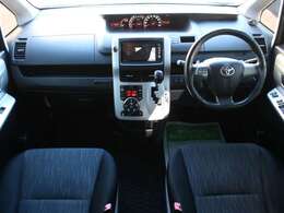 すっきりとしたヴォクシーらしいデザインのダッシュ回り！フロントビューの視認性もよく運転しやすいと思います★