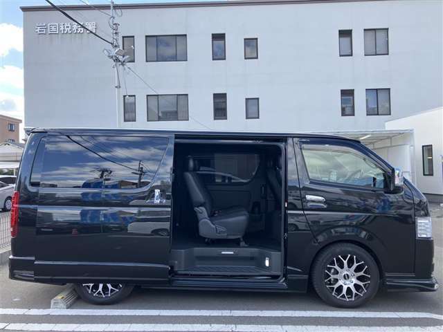 両側パワースライドドア付きだから、狭い駐車スペースなどでの 乗り降りラクラク！小さなお子さまのいるご家庭には嬉しい装備。