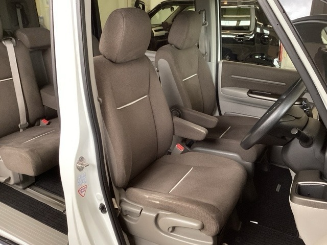 女性でも運転がしやすいように、シートの高さ調整機能（シートリフター）がついています。広い足元にゆったり座れるシートには肘掛も装備しており長距離の運転でも疲れにくいシートです。